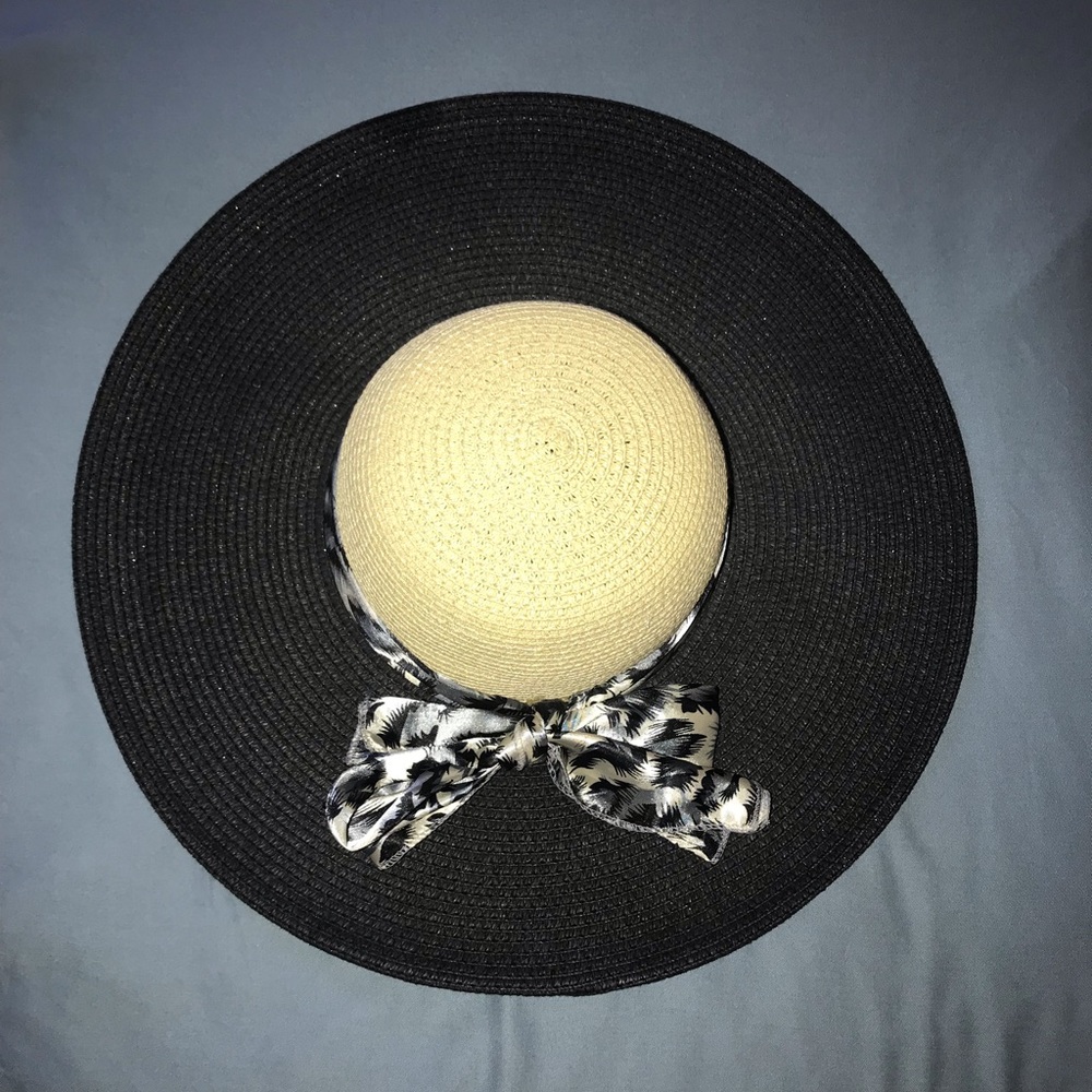 Black & Beige Wide Brim Straw Sun Hat 👒